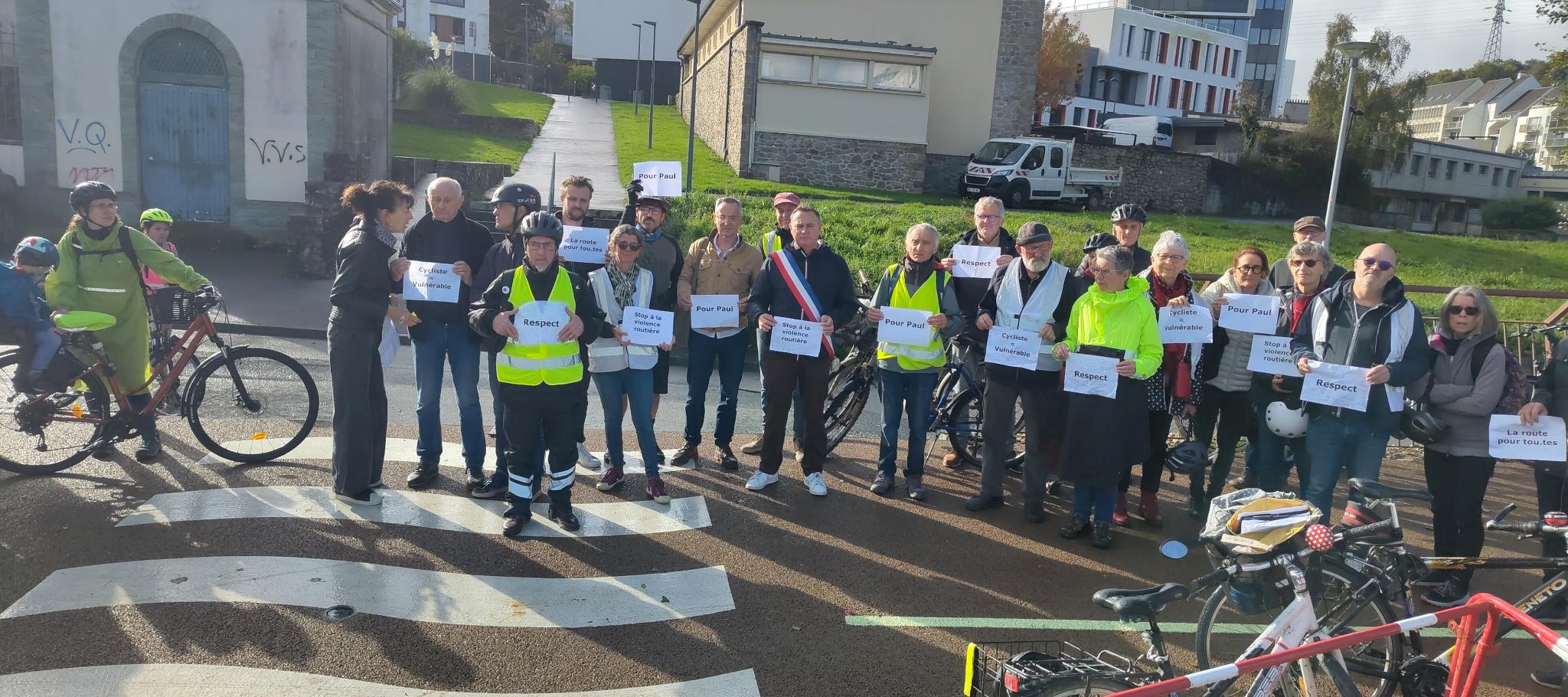 Hommage à Paul. Les participants tiennent des affichettes "Respect", "Pour Paul", "Non à la violence routière"...